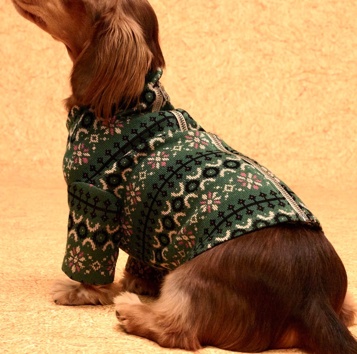Close view of the Evergreen sweater back zipper and knitted pattern