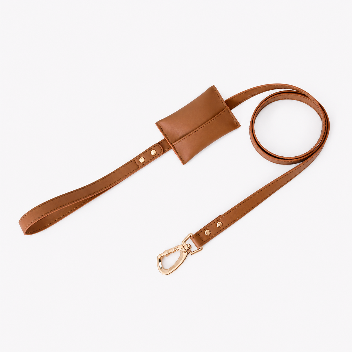 The matching cognac leash with its pouch for poop bags